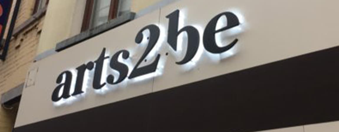 Enseigne « arts2be » en lettres relief rétroéclairées posée sur une façade commerciale